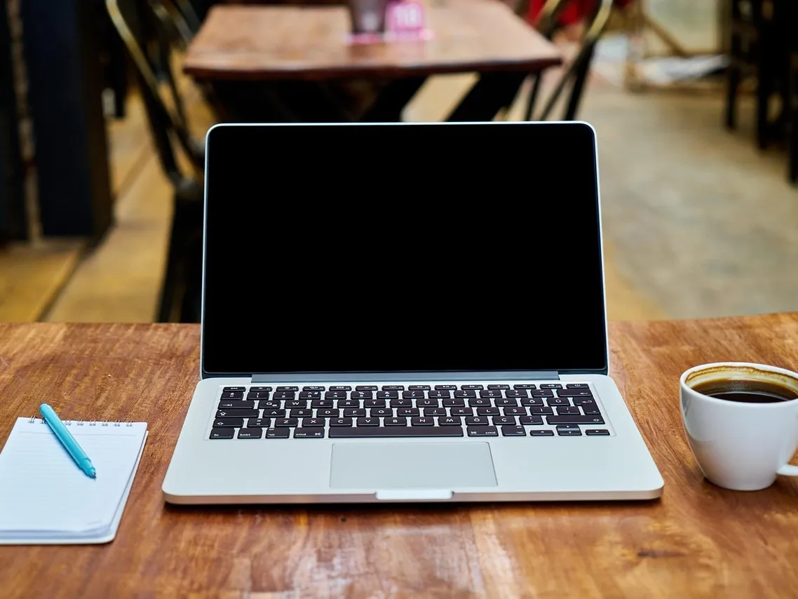 Exemple de site web d'un café-boulangerie affiché sur un ordinateur portable